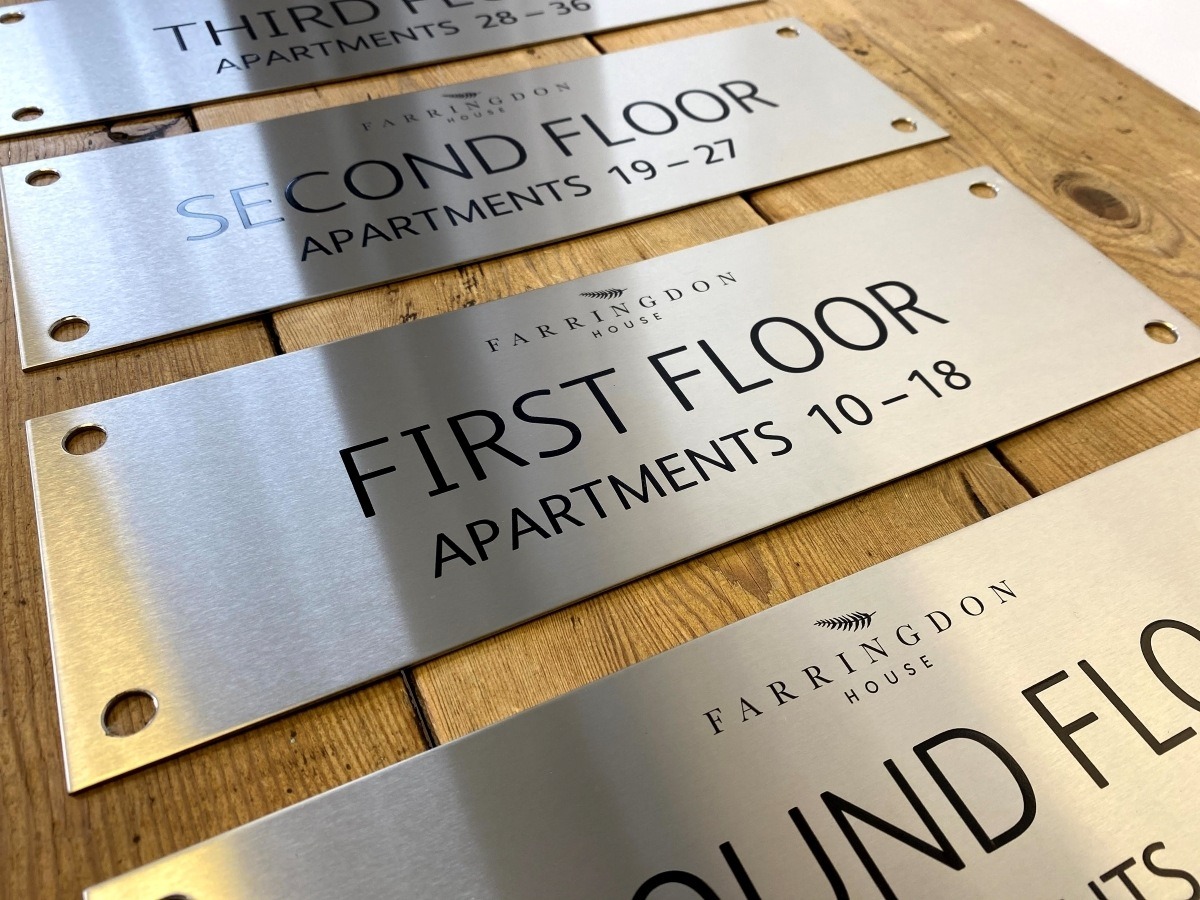 https://temnhanthinhphat.com/wp-content/uploads/2020/08/engraved-stainless-steel-floor-level-signs_01.jpg