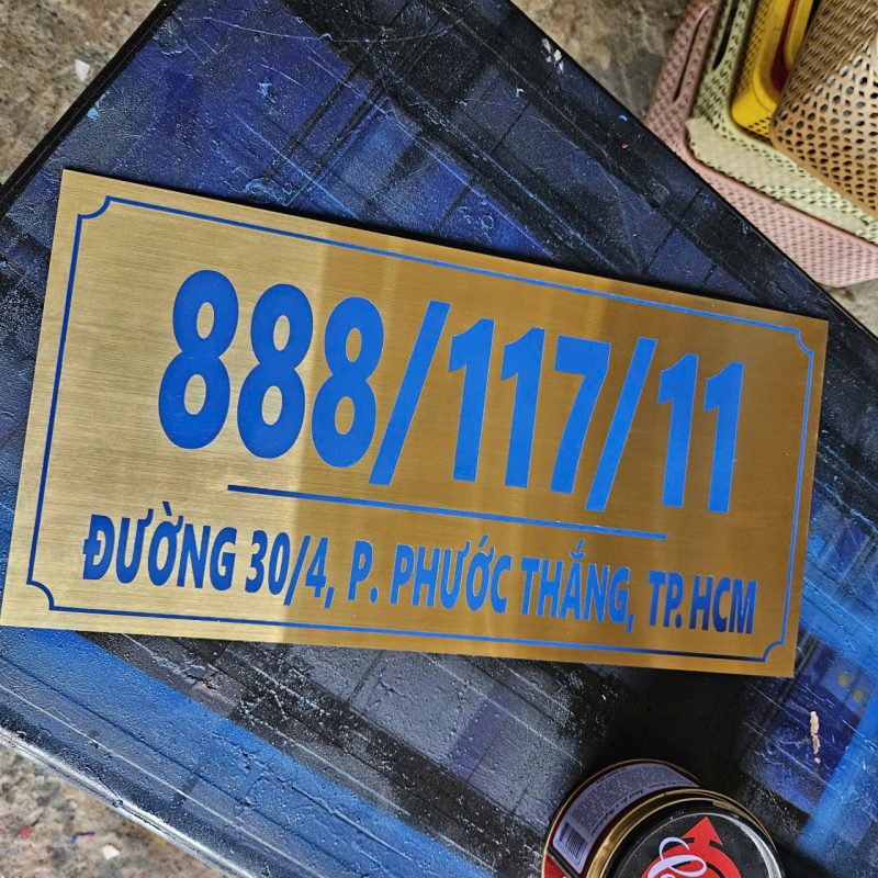 Bien bang so nha cong ty bang inox trang xuoc an mon dep