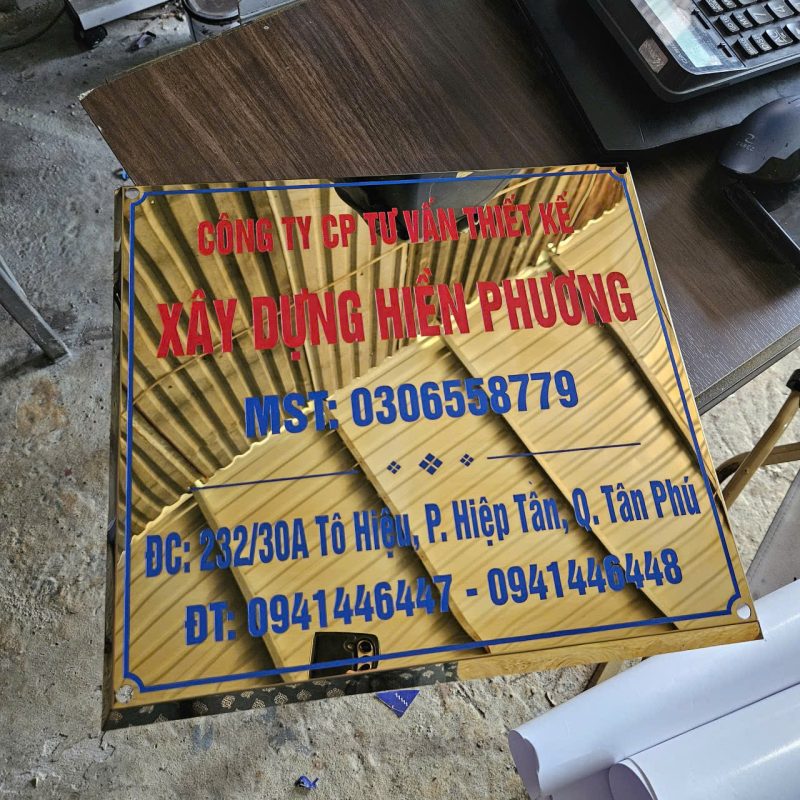 Biển bảng hiệu công ty bằng inox vàng gương ăn mòn