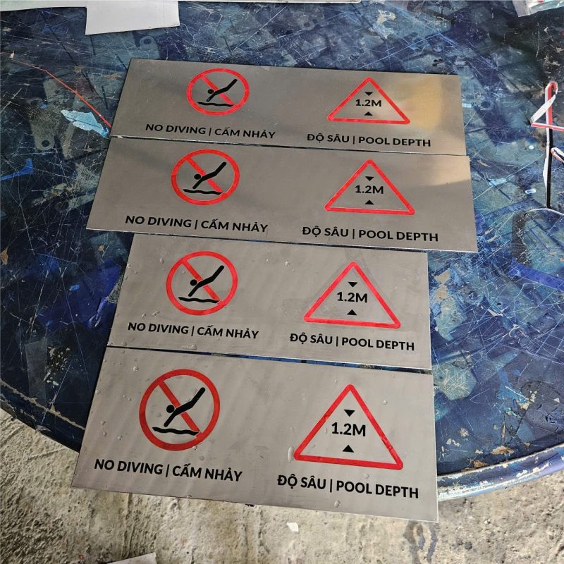 Biển bảng cảnh báo độ sâu hồ bơi bể bơi bằng inox