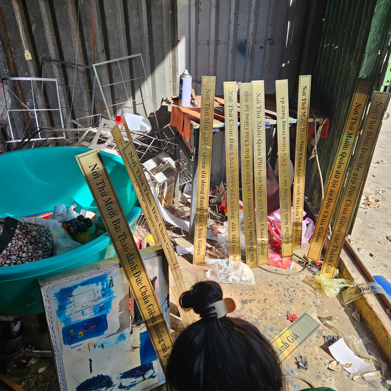 Làm biển bảng đồng - inox ăn mòn cho nhà thờ đẹp cao cấp Lam bien bang dong - inox an mon cho nha tho dep cao cao