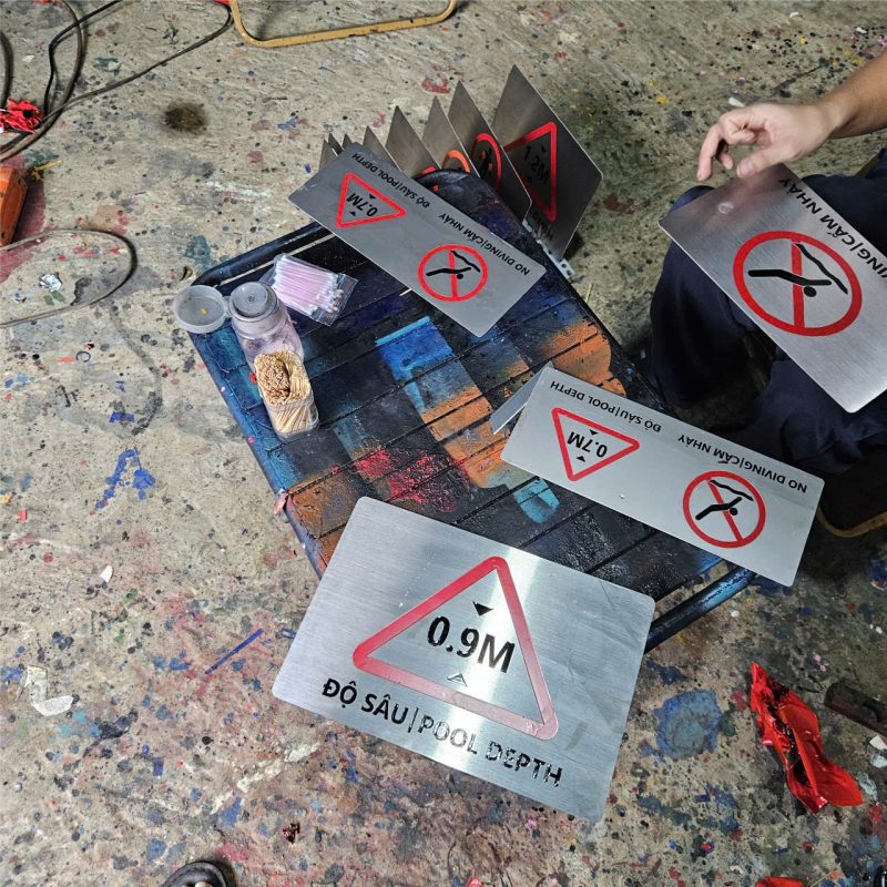 biển bảng cảnh báo độ sâu hồ bơi bằng inox 304 - 316 1