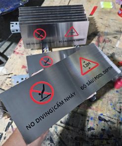 biển cảnh báo độ sâu hồ bơi bể bơi bằng inox 304 316 ăn mòn