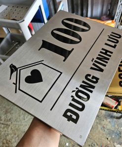 Bien bang so nha bang inox an mon dep gia re